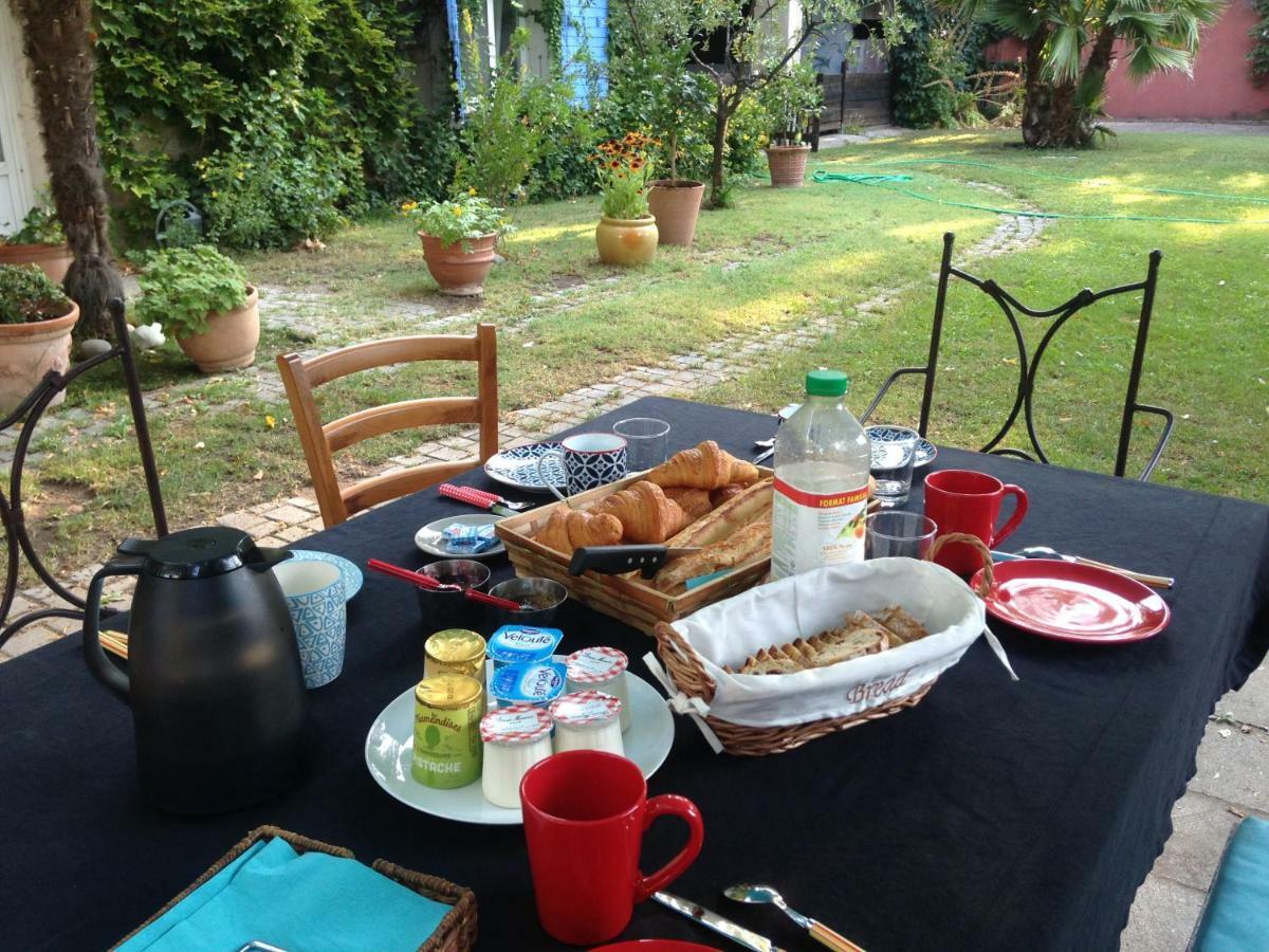 Le Mas Des Platanes Entraigues-sur-la-Sorgue Eksteriør billede
